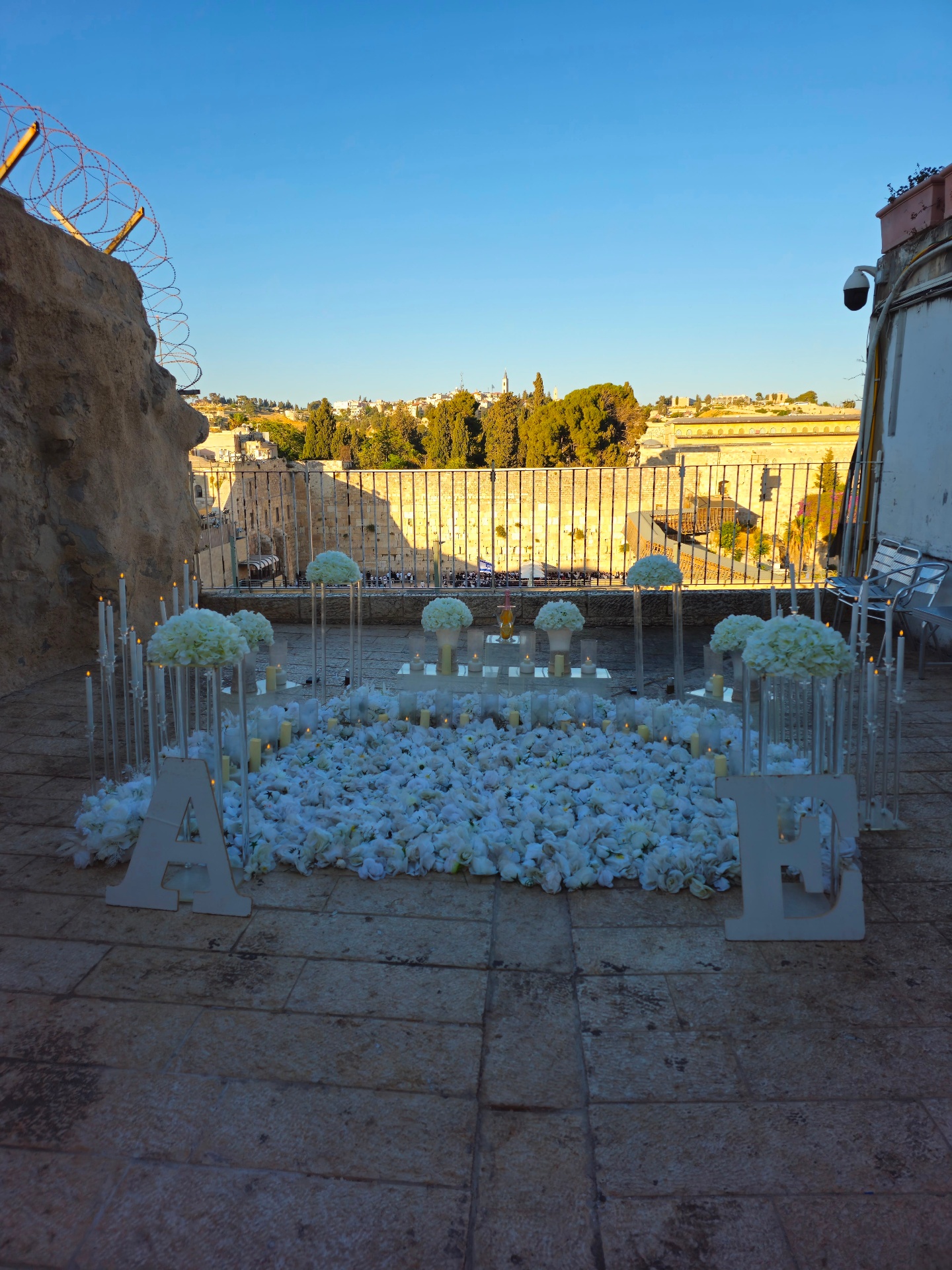 עיצוב פרחים עם אותיות A&E מול הכותל